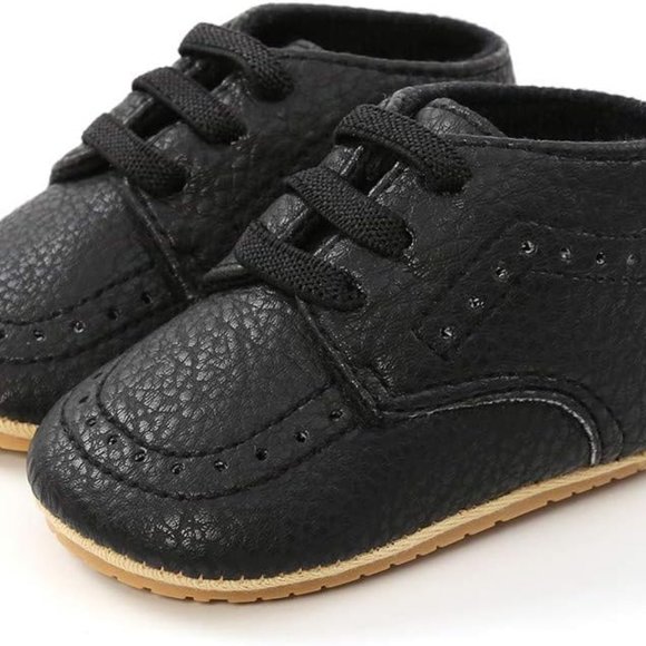 Chic Steps: Classic Black Baby Shoes for Style and Comfort - Picture 3 of 6